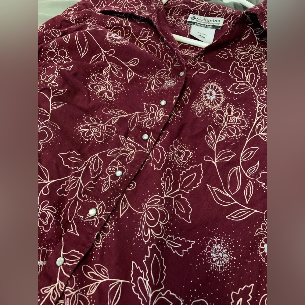 Columbia light weight button up cotton shirt. Size medium.